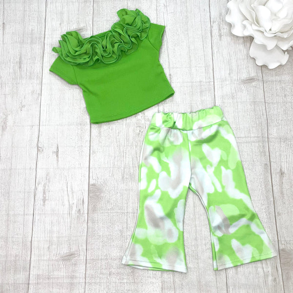 Completo
Maglia moda;
Pantalone a zampa. - 625/8820