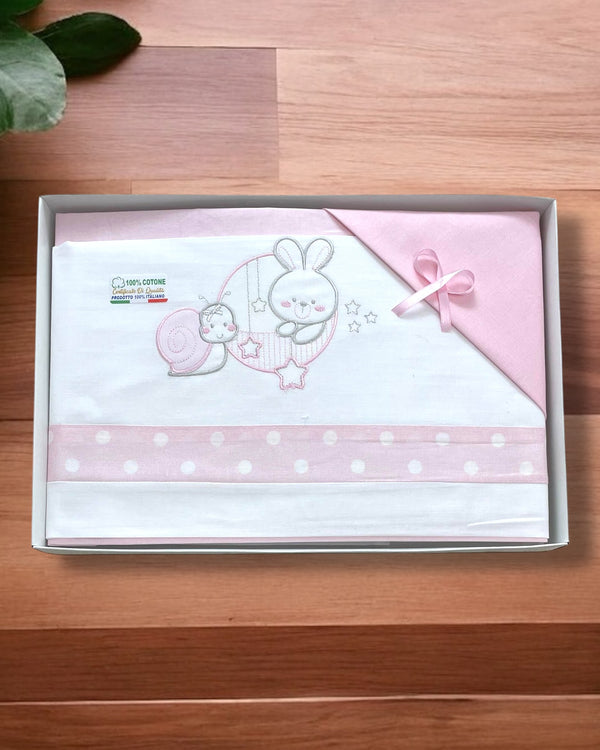 Coordinato lenzuola per carrozzinain puro cotone
Sopra 85x120cm 
Sotto 40x70+10cm
Federa 28x37cm - B0200 DIS.122