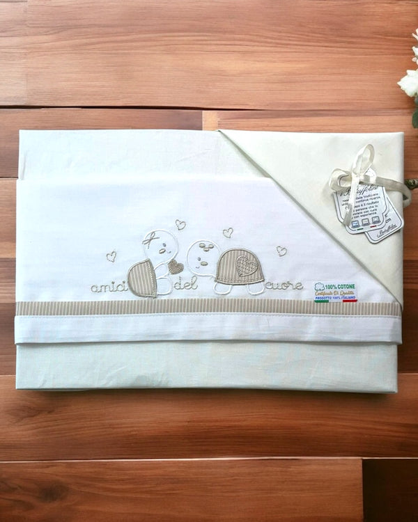 Compose Carrozzina
Sopra 85x120 cm
Sotto 40x70+10 cm
Federa 28x37 cm - B0200 DIS105