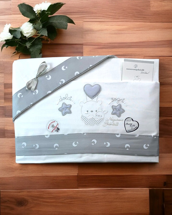 Composè Carrozzina Cotone
Sopra 90x120  cm
Sotto 75x40+8 cm
Federa 30x40 cm - NG91 DIS37