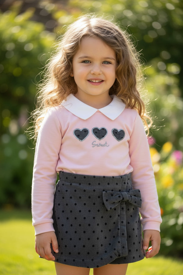 Completo
Maglietta con colletto a camicia  e cuori
Shorts in velluto con fiocco - B-e607