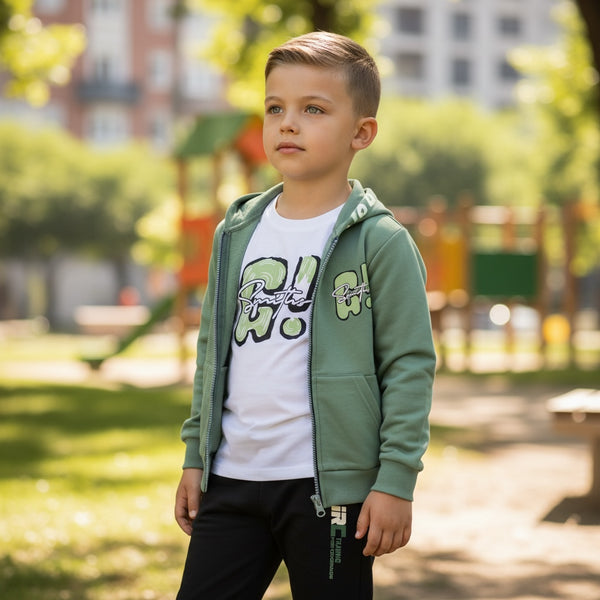 Tuta 3pz 
Felpa con cappuccio e zip 
T-Shirt con stampa 
Pantalone con tascone laterale - SJ-1110