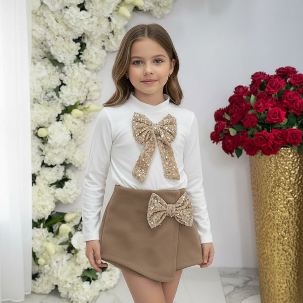 Completo 
Maglia con fioccone girabrilla 
Pantagonna con fiocco laterale - 3312