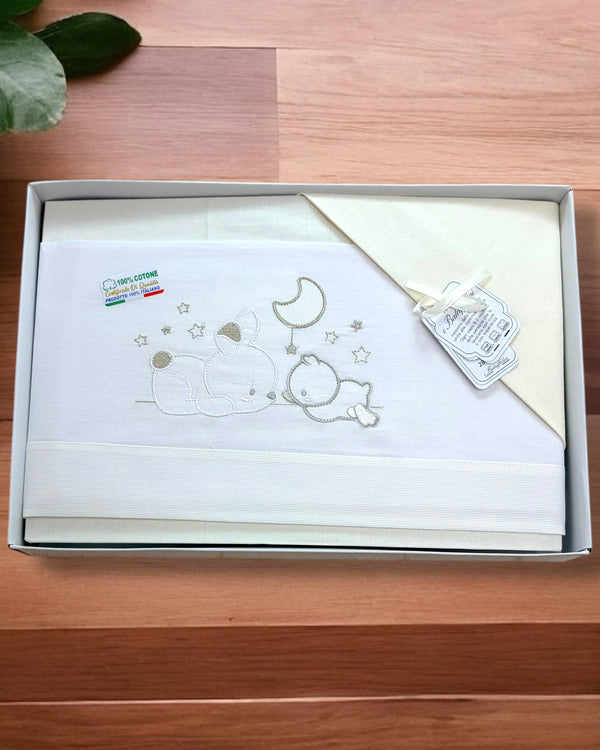 Coordinato lenzuola per carrozzina in cotone
Sopra 85x120cm
Sotto 40x70+10cm
Federa 28x37cm - B0200 dis.141