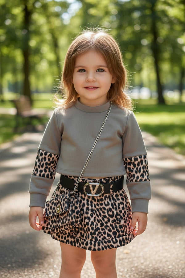 Completo + borsetta Labubu
Felpa girocollo
Pantaloncino leopardato con cinta - 9603