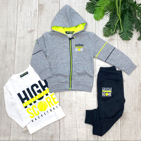 Tuta 3pz
Felpa con cappuccio e polsini alle maniche. Apertura con zip davanti;
Maglia girocollo;
Pantalone con elastico in vita. - Y-8703