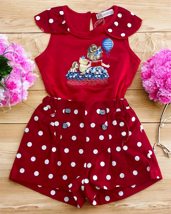 LF-0334 - Completo estivo da bambina con top senza maniche decorato da una dolce stampa e colletto a pois. Abbinato a shorts a vita alta con bottoncini e fantasia a pois, per un look vivace e raffinato.