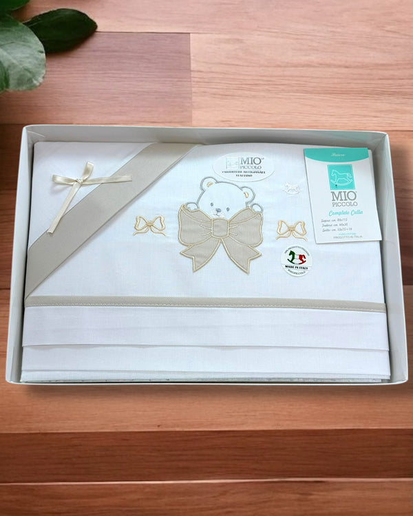 Coordinato lenzuola in cotone
Sopra 80x115cm
Sotto 35x75+10cm
Federa 40x30cm - 13 dis.319