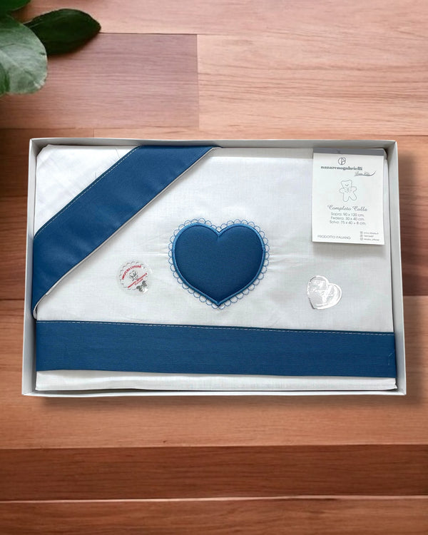 Coordinato lenzuola per carrozzina 100% cotone
Sopra 90x120cm
Sotto 75x40+8cm
Federa 30x40cm - NG94 dis. Cuore