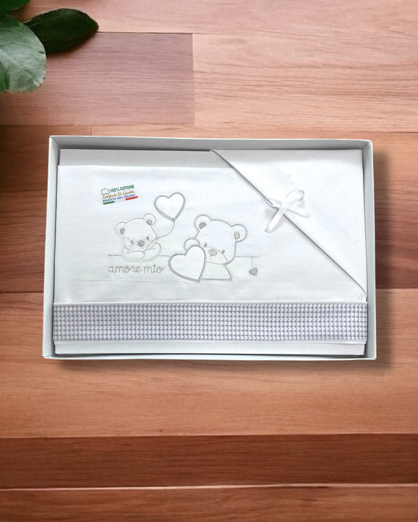 Coordinato lenzuola per carrozzina in cotone
Sopra 85x120cm
Sotto 40x70+10cm
Federa 28x37cm - B0200 dis.124