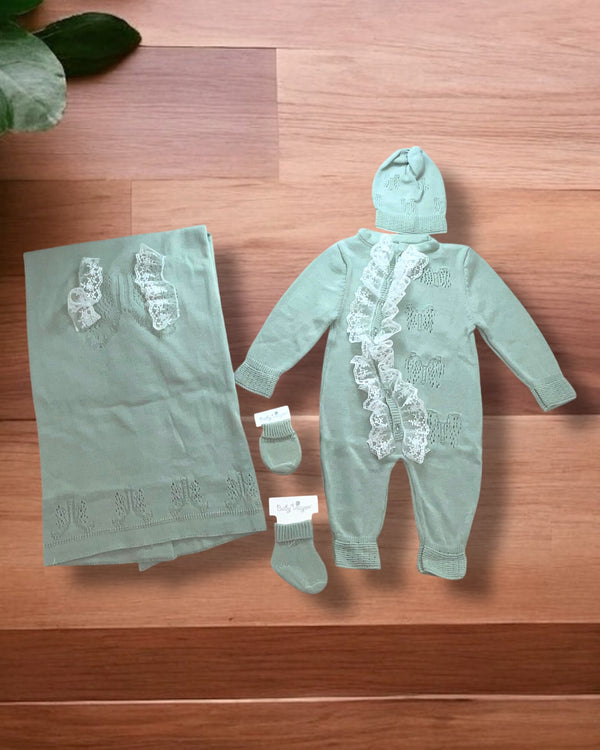 Coordinato 5pz
Copertina, Tutina, Cappello, Guantini, Calzini. - 1868