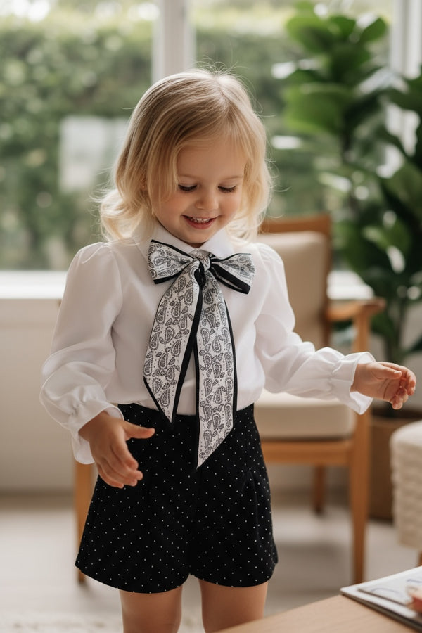 Completo 
Camicia con foulard al collo
Pantaloncino brillantinato - 05117