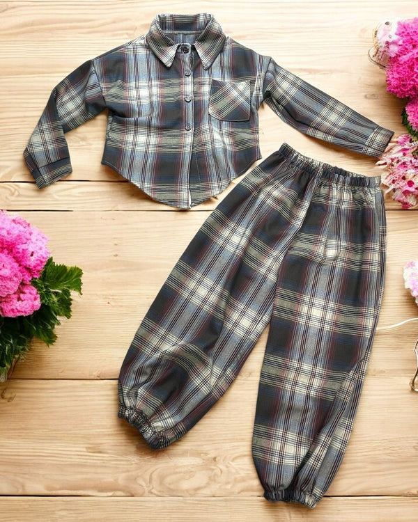 Completo a quadri 
Camicia con nodo 
Pantalone - 9537