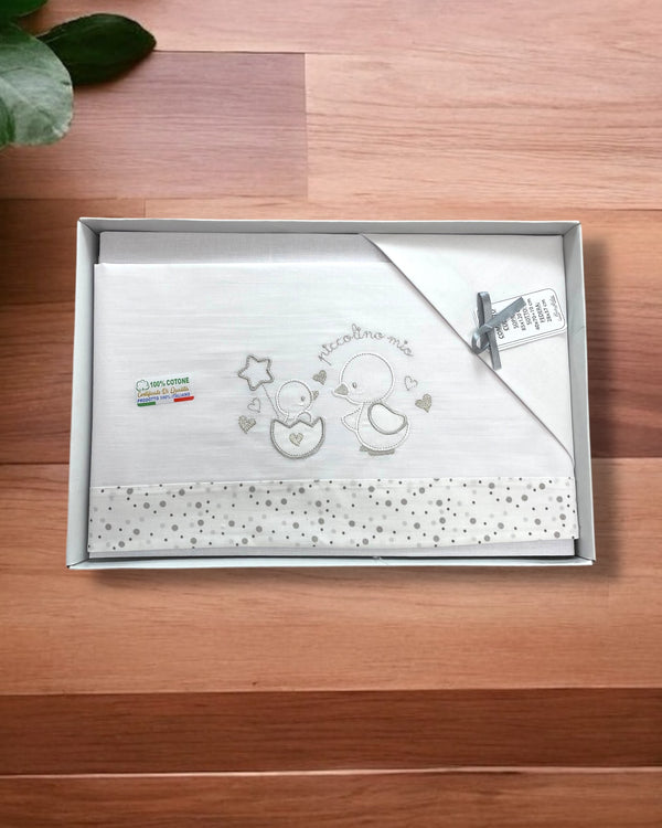 Coordinato lenzuola per carrozzina in cotone
Sopra 85x120cm
Sotto 40x70+10cm
Federa 28x37cm - B0200 dis.133