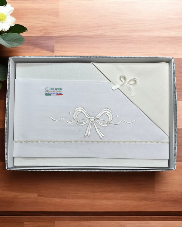 Coordinato per carrozzina cotone
Sopra 85x120cm
Sotto 40x70+10cm
Federa 28x37 - B0200 dis.123