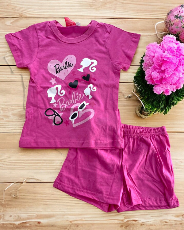 Completo Barbie
T-Shirt
Pantalone corto in tessuto morbido - BAR1394