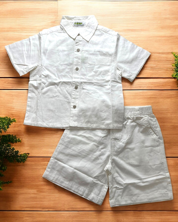 Completo bimbo con camicia a maniche corte con bottoni e taschino, abbinata a pantaloncini con elastico in vita. - CBM-1041