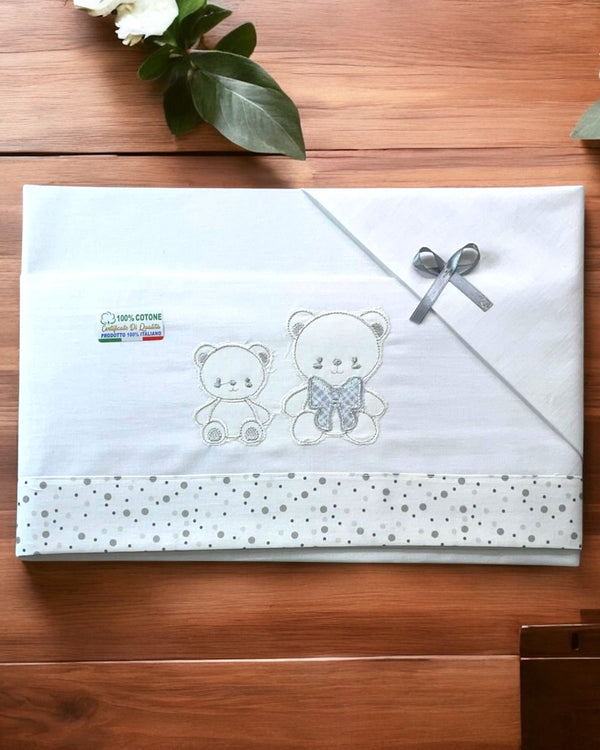 Compose Carrozzina 
Sopra 85x120 cm
Sotto 40x70+10 cm
Federa 28x37 cm - B0200 DIS117