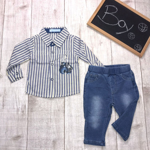 Completo 
Camicia in cotone a righe;
Pantalone jeans tinta unita. - B-8133