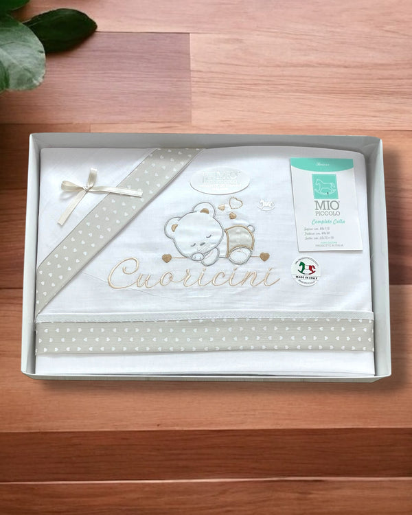 Coordinato lenzuola per carrozzinain puro cotone
Sopra 80x115cm
Sotto 35x75+10cm
Federa 40x30cm - 13 DIS. 307