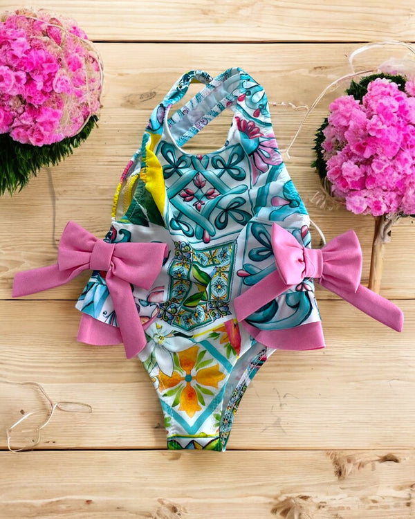 Costume intero bambina con fantasia vivace e grandi fiocchi laterali. - 0553