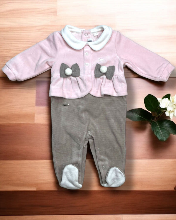 Tutina con piccoli bottoni e fiocchi in rilievo - 066 1 389 R