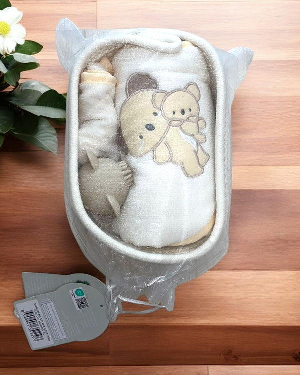 Set 4 pz
1 Accappatoio 75x45cm
1 Manopola 24x14cm
1 Toy Bagnetto 
1 Cestino - SU M189 BR