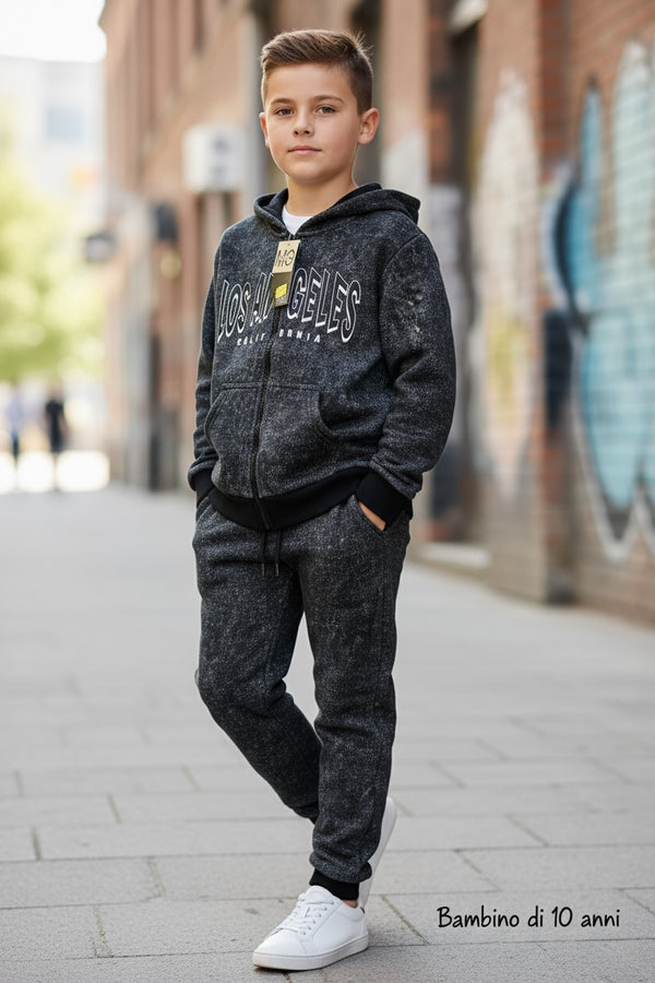 Tuta Los Angeles 3pz 
Felpa con cappuccio 
Maglia con stampa 
Pantalone - FM-1368