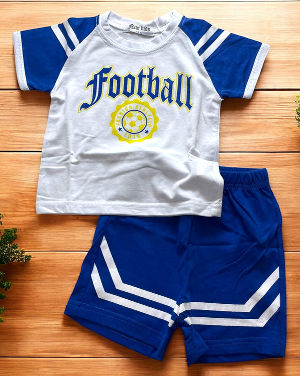 Completo bimbo sportivo con t-shirt “Football” e pantaloncini con bande laterali. - EK-571