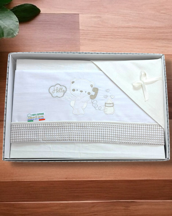 Compose carrozzino stampa orsetto
Sopra 85x120 cm 
Sotto 40x70 cm 
Federa 28x37 cm - B0200 DIS.140