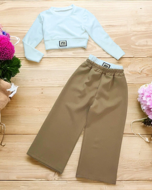 Completo 
Maglia corta
Pantalone con elastico bianco in vita - 2002.