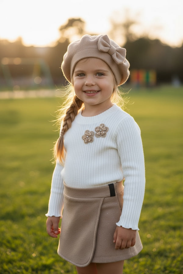 Completo
Maglioncino con fiori
Gonna glitter
Basco - 5183